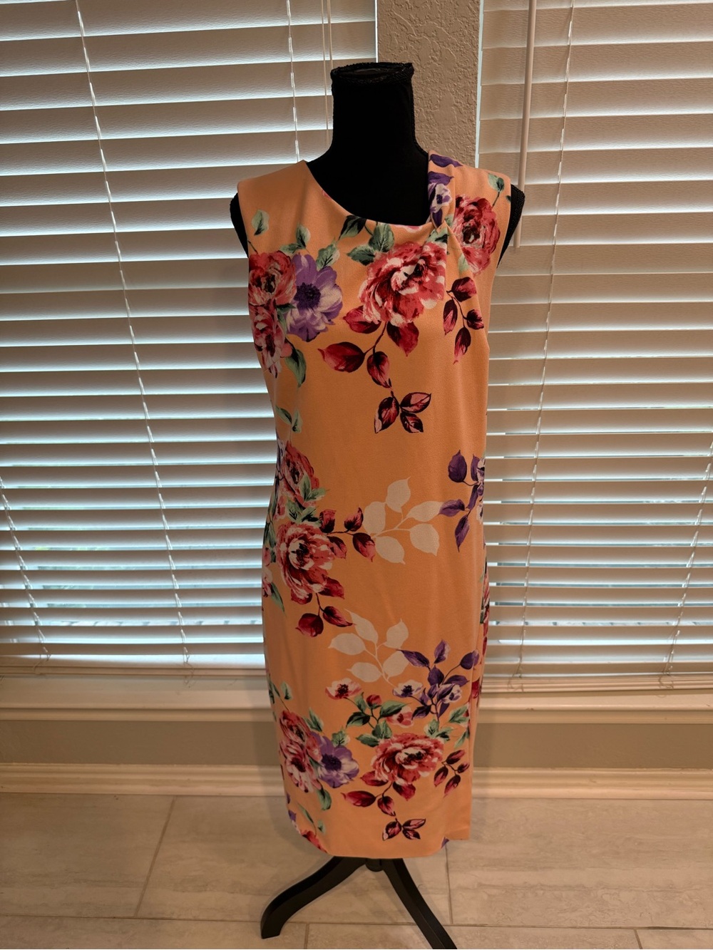 Floral Sleeveless Sheath Dress in Peach